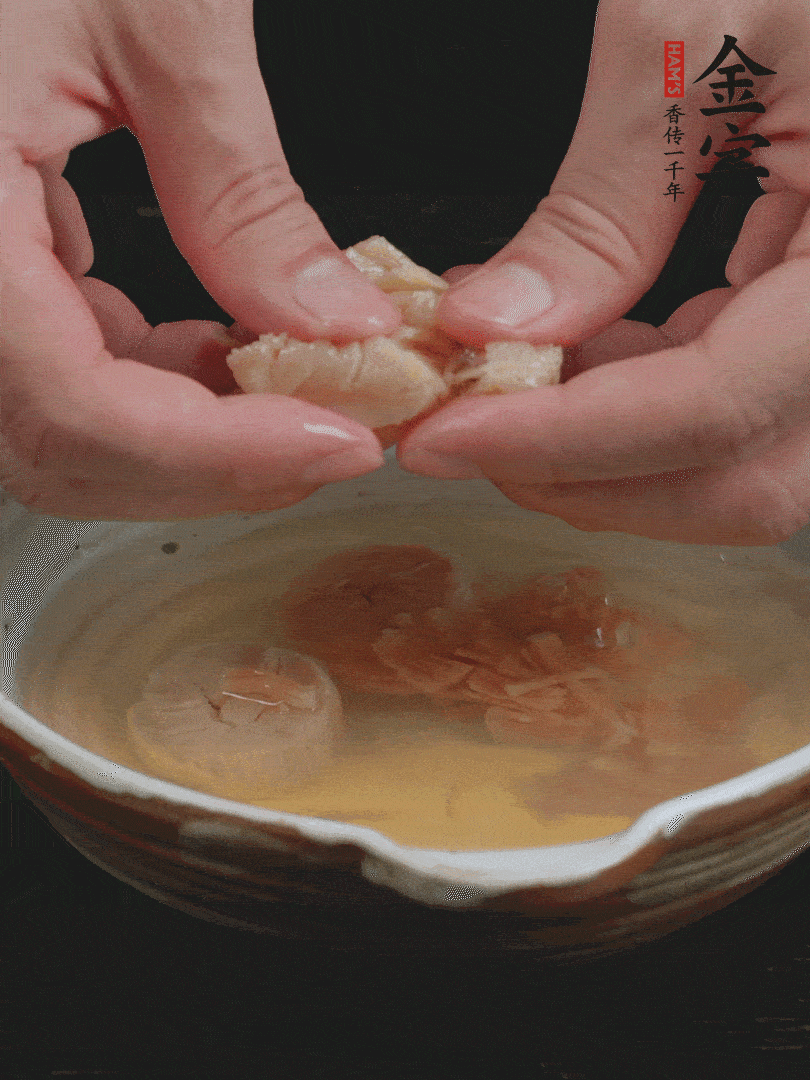 元貝溫水泡發(fā)，拆成細(xì)絲。