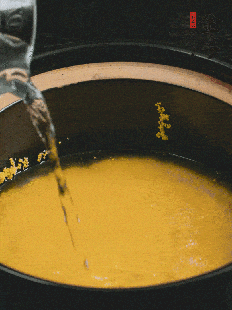 小米洗凈后，加水小火煲1個小時。