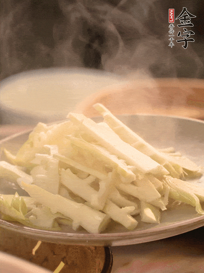 春筍切薄片，焯水去除澀味。