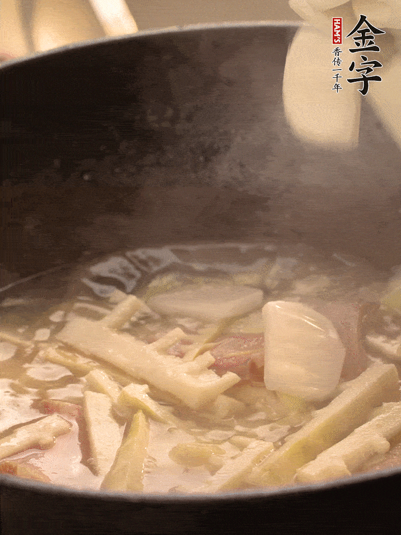 加一點開水后，放年糕燜2分鐘至軟。