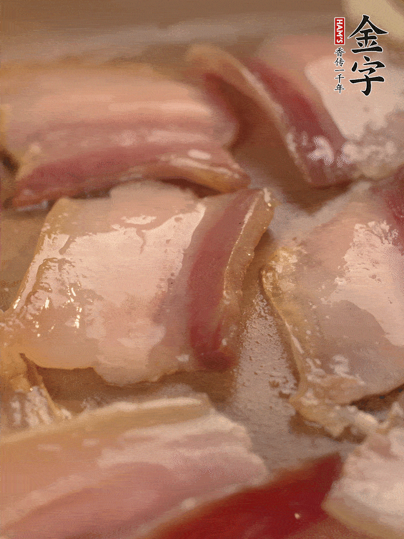 鍋中熱油煸香大蒜、咸肉。