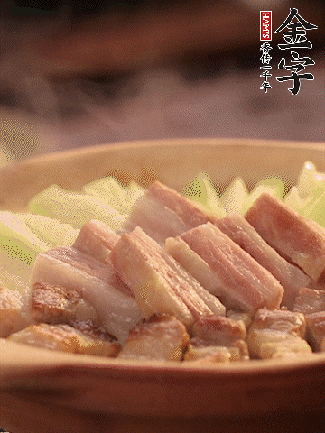 金字淡咸肉切條，焯水備用。