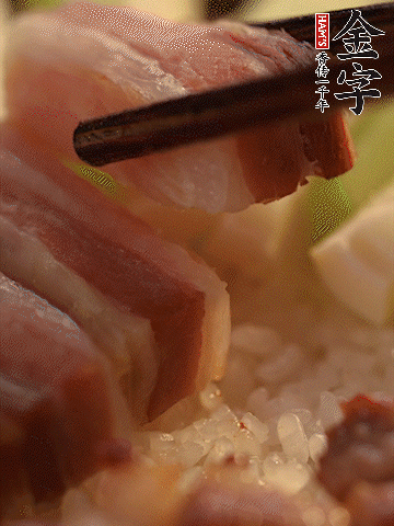 轉小火，繼續(xù)蓋蓋子燜2-3分鐘。