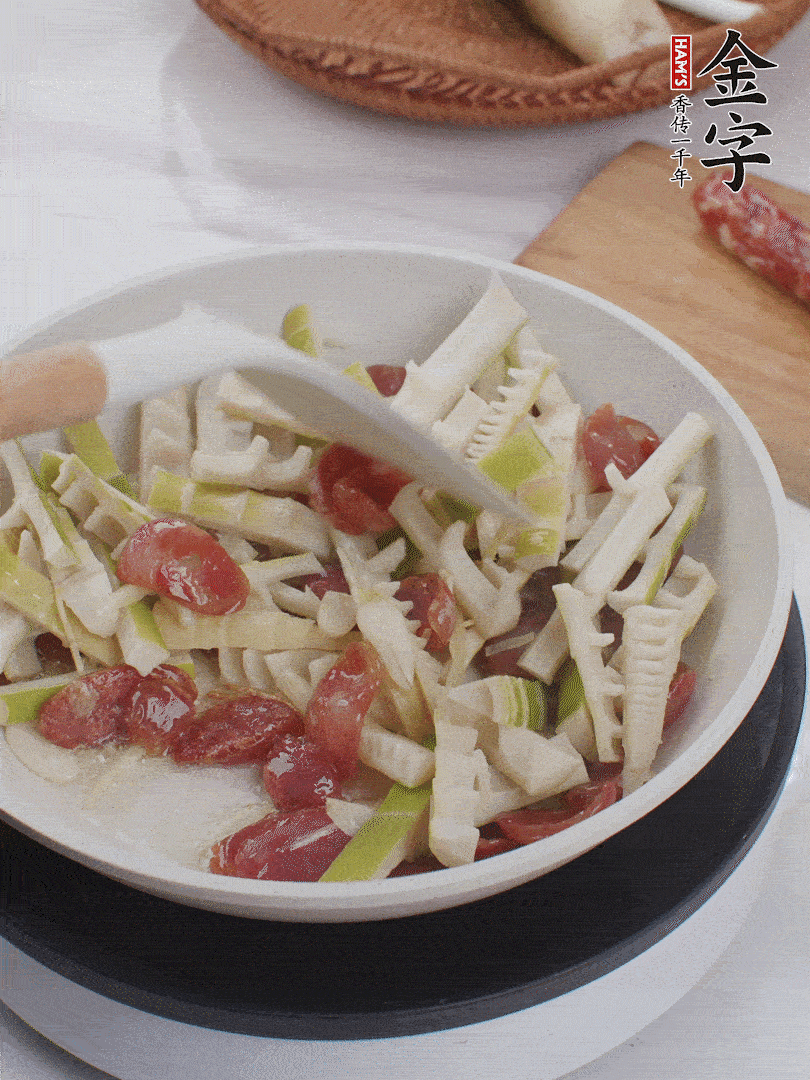 下春筍翻炒均勻，一小撮鹽調(diào)味。