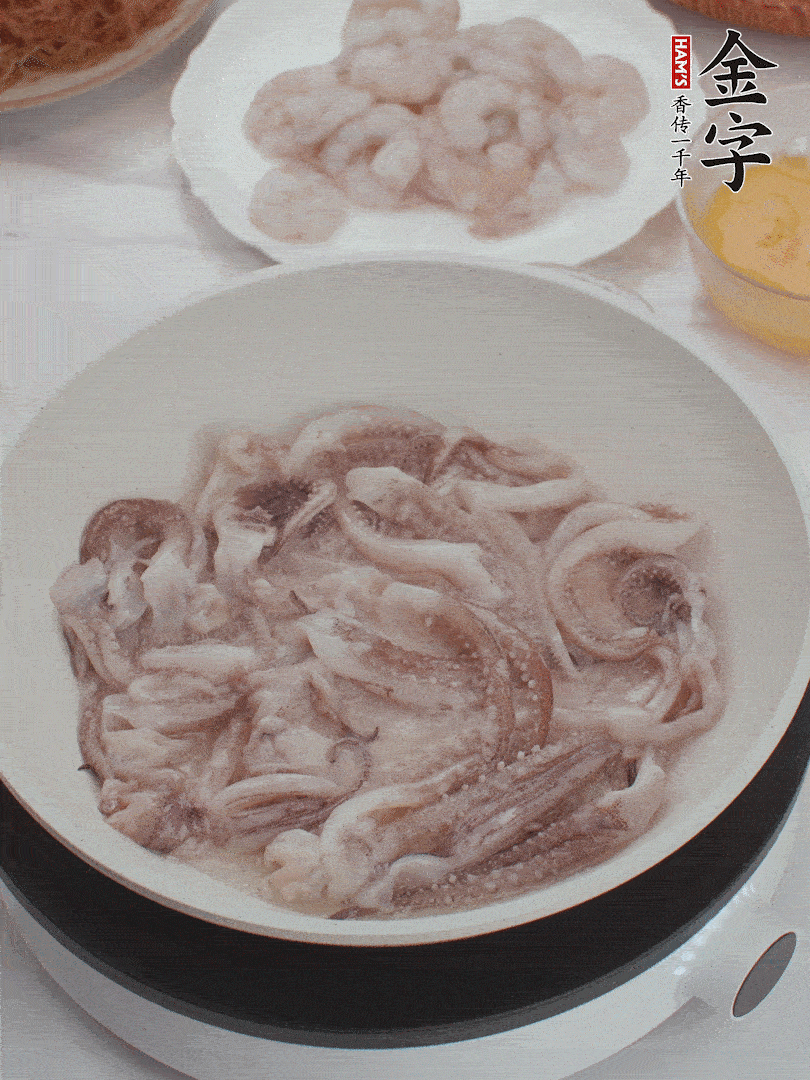 蝦仁、魷魚滑油，蛋液炒制半熟。