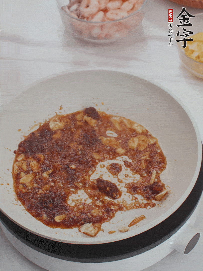 冷鍋熱油，1大勺金字火腿XO醬、蒜末炒香，倒粉絲一起炒。