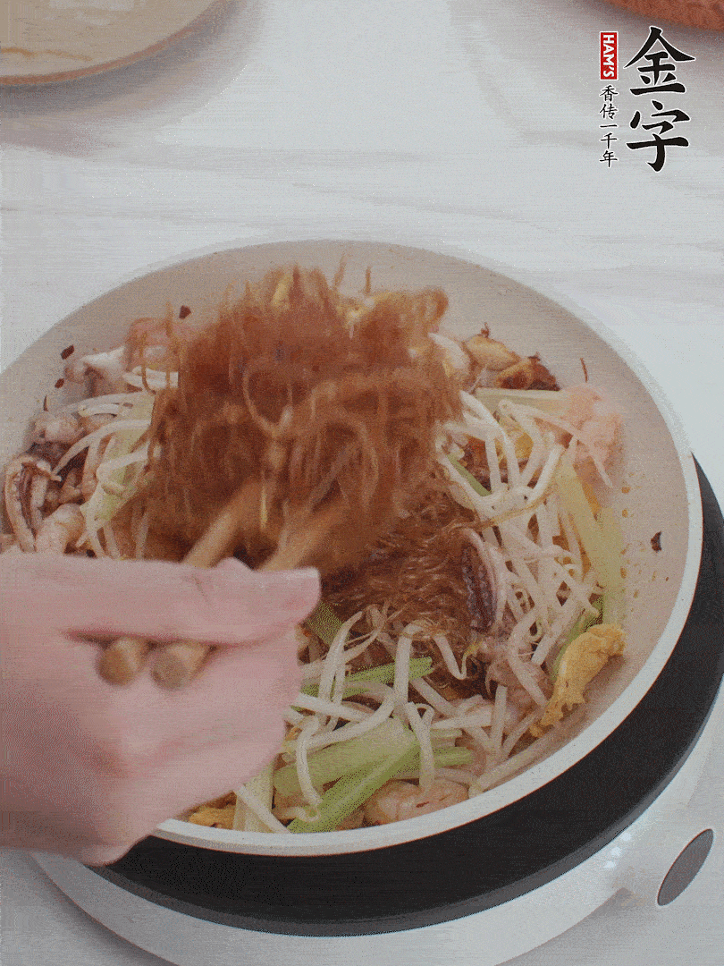 放焯好水的香芹、豆芽翻炒挑松。