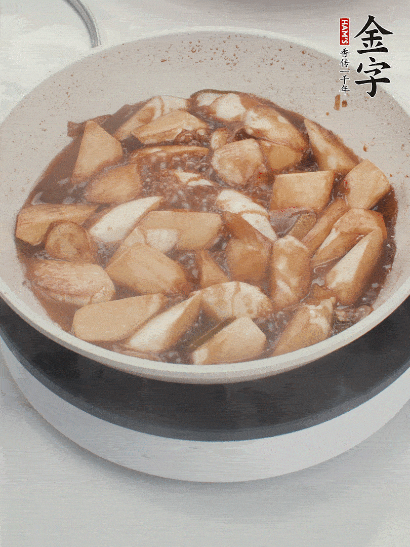 待茭白煸到微微發(fā)黃加入調(diào)好的味汁翻炒。加一小碗清水蓋蓋子燜3-4分鐘。