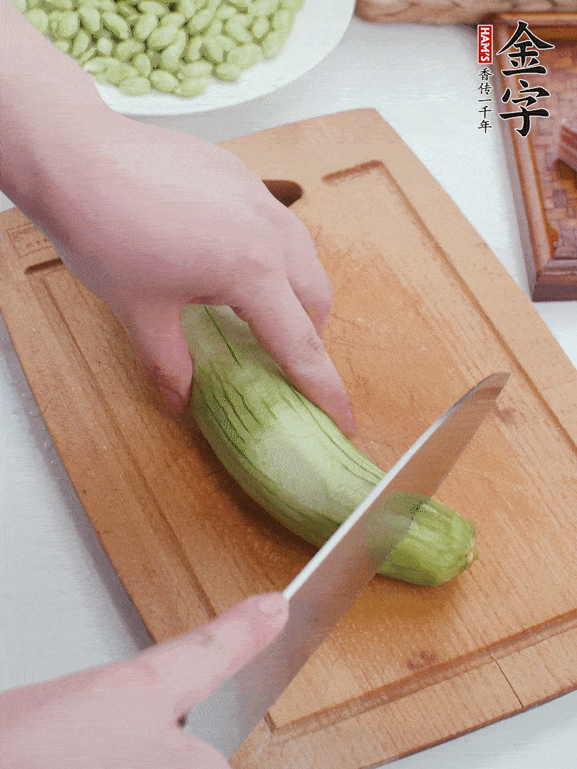 絲瓜去掉外皮，去掉兩端，切成滾刀塊。