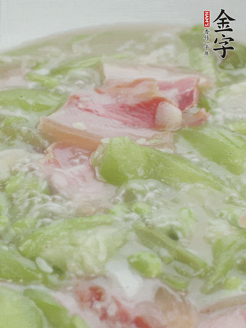 加一點熱水、白胡椒粉、雞精翻炒1分鐘。