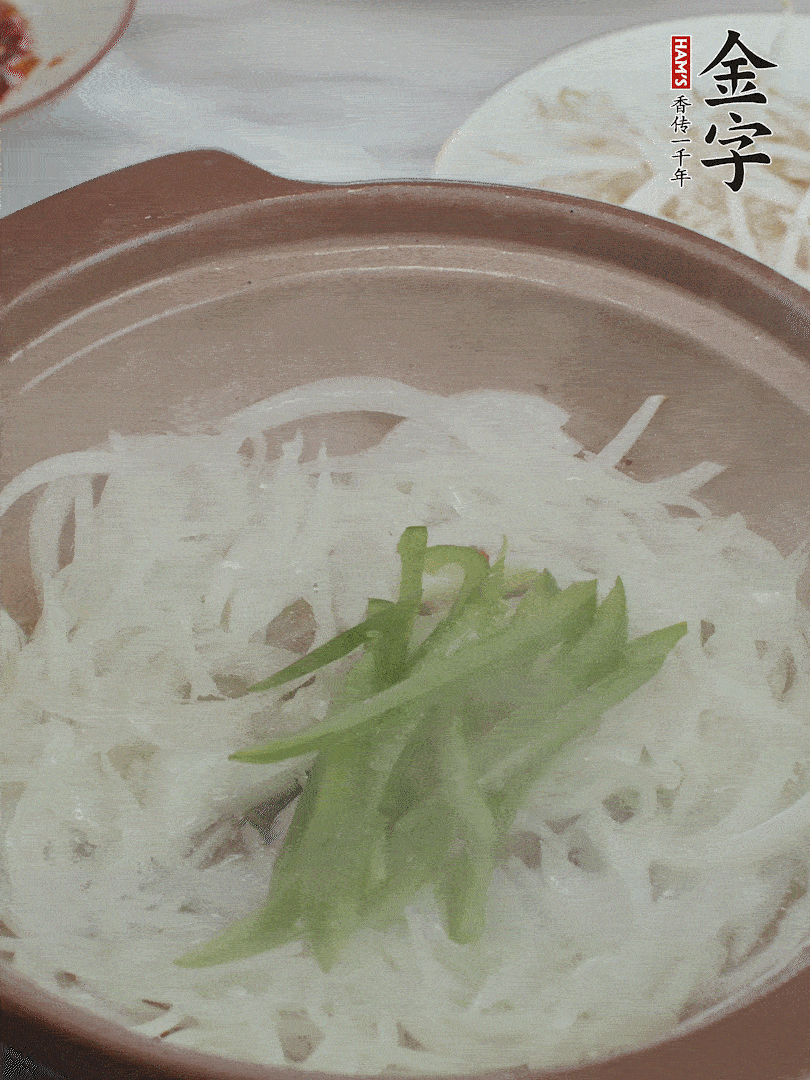 放烏冬面、青紅椒、豆芽。