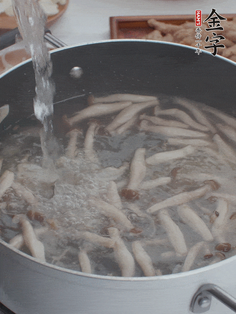 油熱爆香大蔥、蒜末，下蟹味菇炒軟，放清水。