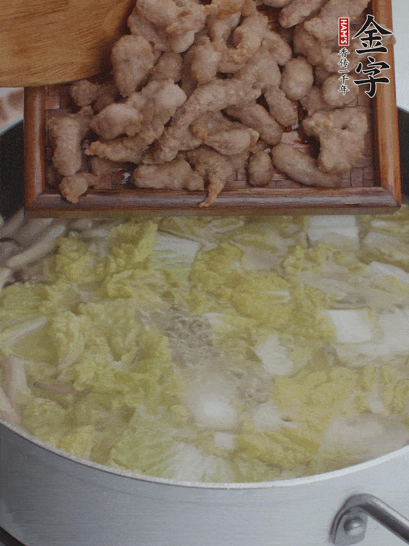 水開(kāi)后煮10分鐘，下娃娃菜、小酥肉煮3分鐘。