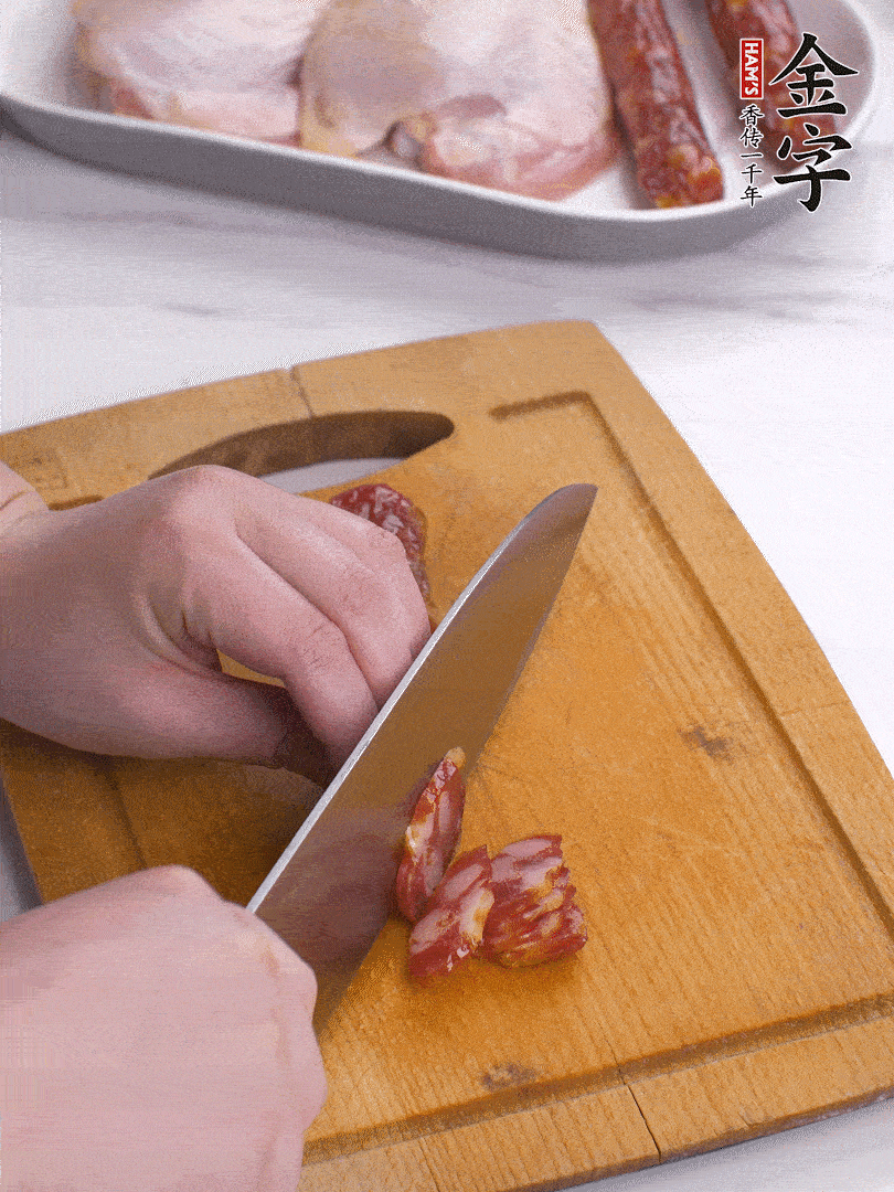 雞大腿去皮去骨切成塊，金字香腸切片，干香菇泡發(fā)切片，小蔥切蔥花。