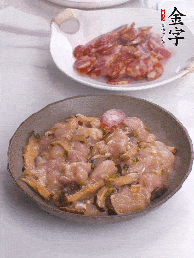 腌制后，雞肉中加淀粉1勺，頂部碼上香腸片。