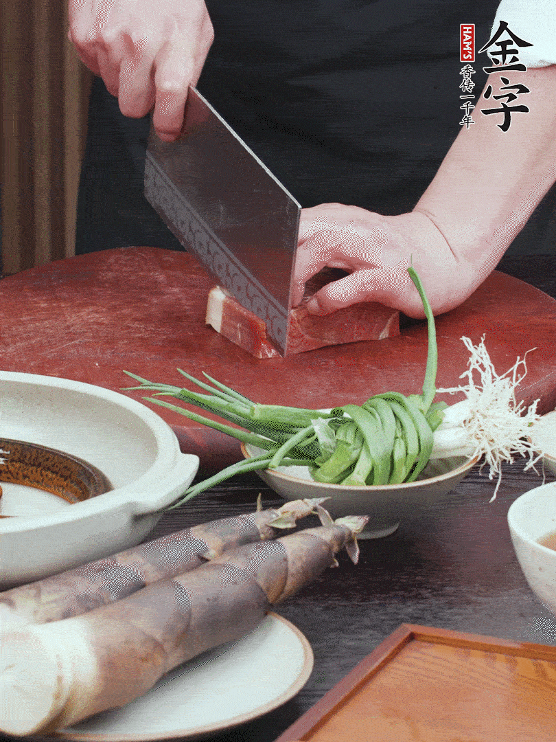 金字火腿切片；姜切片。