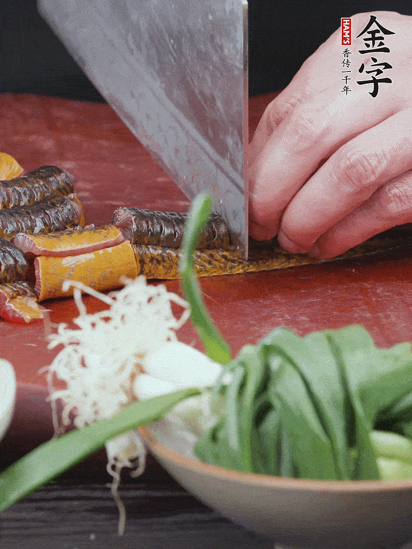 黃鱔去內(nèi)臟洗凈，切花刀斬段。沸水下鍋，加黃酒焯水去血沫。