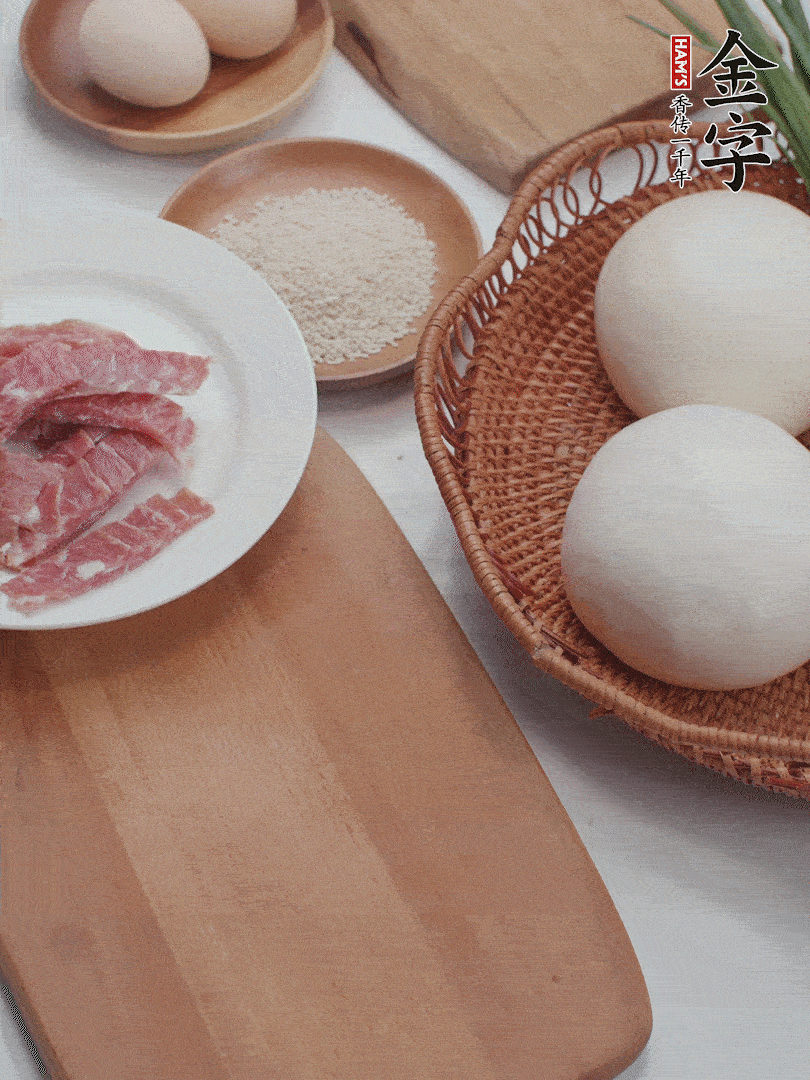 金字培根火腿切小片；饅頭、洋蔥切??；香蔥切丁。