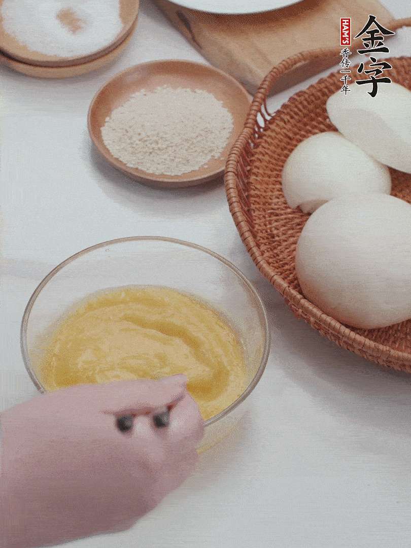 2個雞蛋加入1小勺鹽、1/2小勺胡椒粉打散。