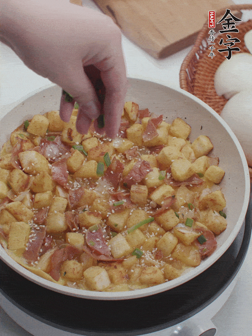 淋入剩余蛋液，蛋液凝固，撒上蔥綠和熟芝麻。