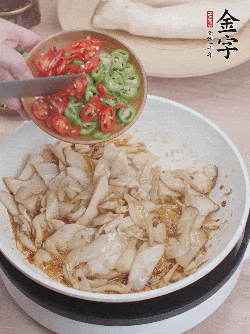 下杏鮑菇、青紅辣椒炒出香味。