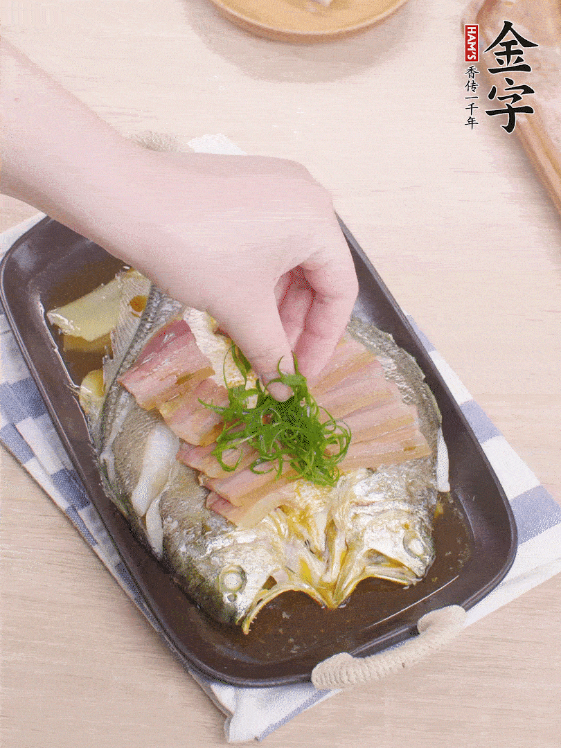 取出姜蔥，淋2勺蒸魚豉油，擺蔥絲。