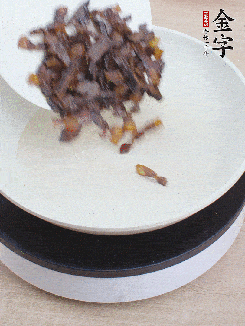 油熱倒醬油肉，編出香味。