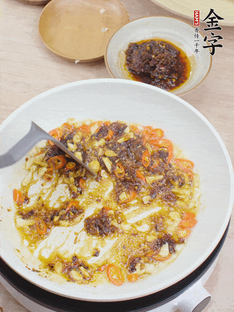 金字火腿干貝醬1勺翻炒均勻。