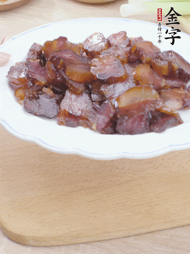 金字醬油肉水煮15分鐘，切薄片。