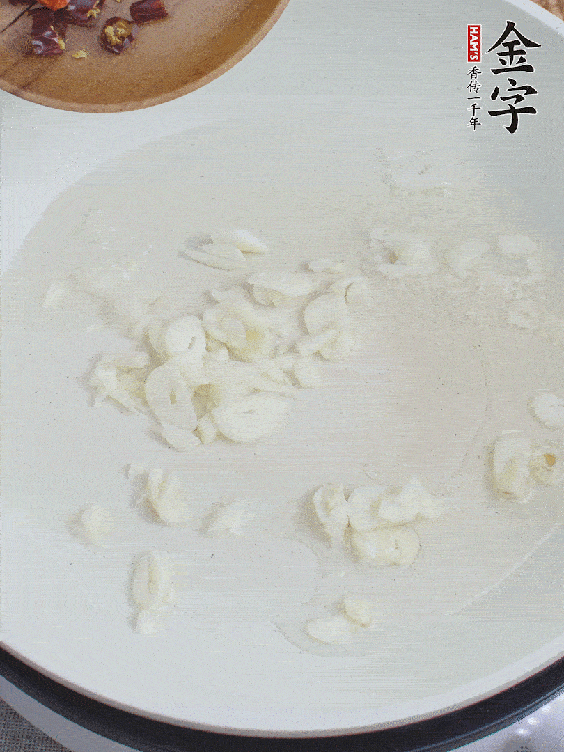 藕去皮，切成1cm見方的丁，放入清水浸泡。美人椒切圈。蒜切成末。