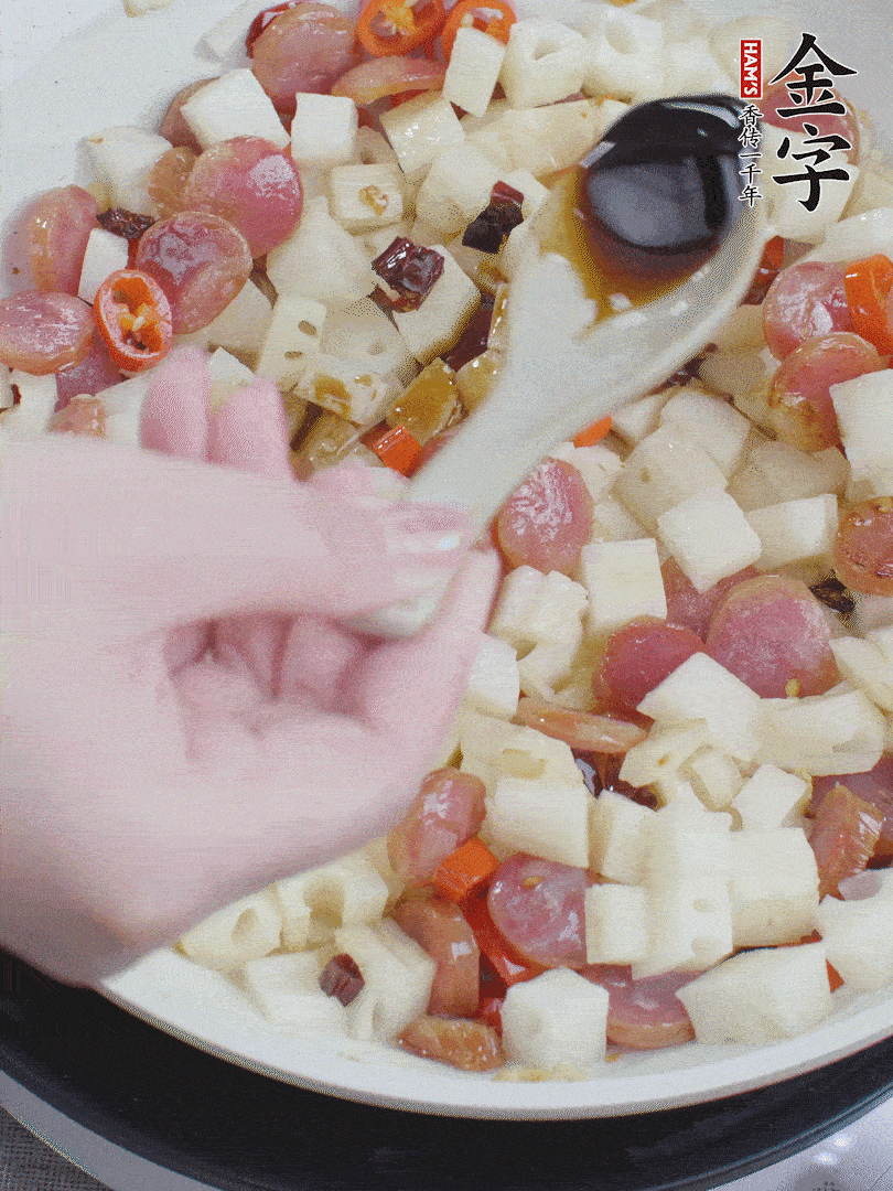 下藕丁，加生抽、香醋、白糖、鹽翻炒均勻。