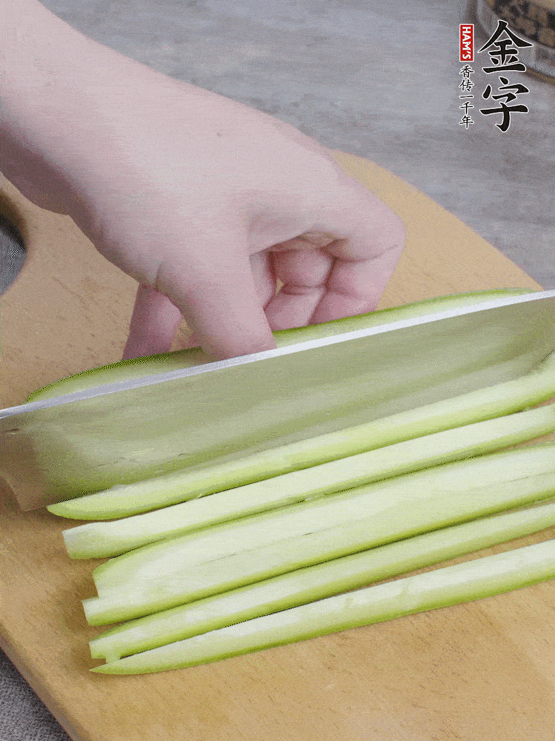 西葫蘆對半切，去瓤切條。