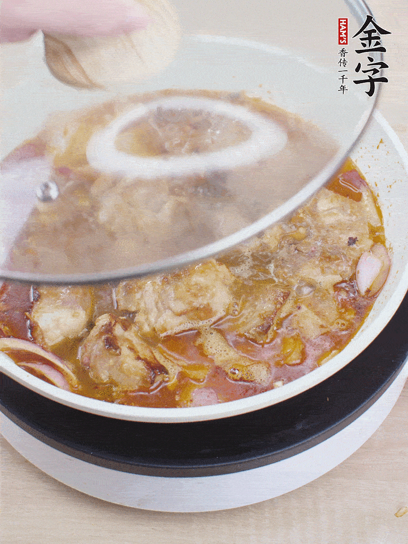 下小排翻炒，加1勺生抽、1點(diǎn)白砂糖和少許水燜2分鐘。