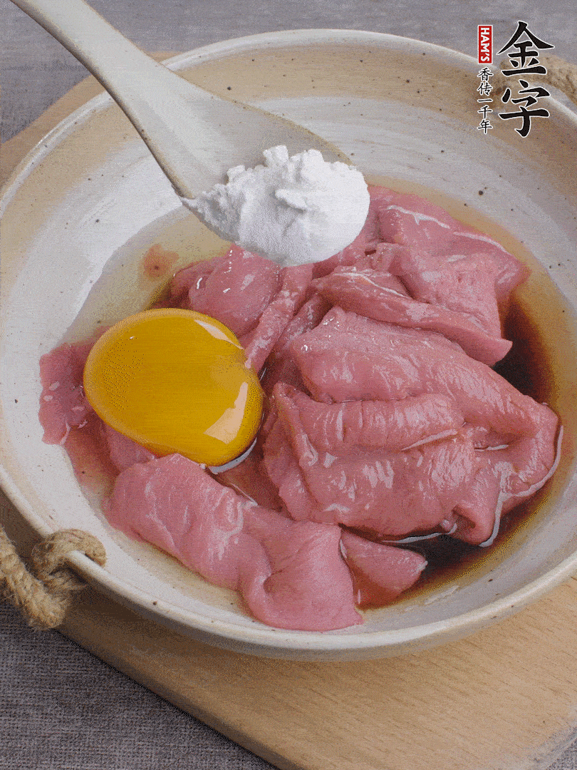 牛肉切片，雞蛋1個(gè)、水2勺、料酒1/2勺、生抽1/2勺、生粉1勺腌15分鐘。