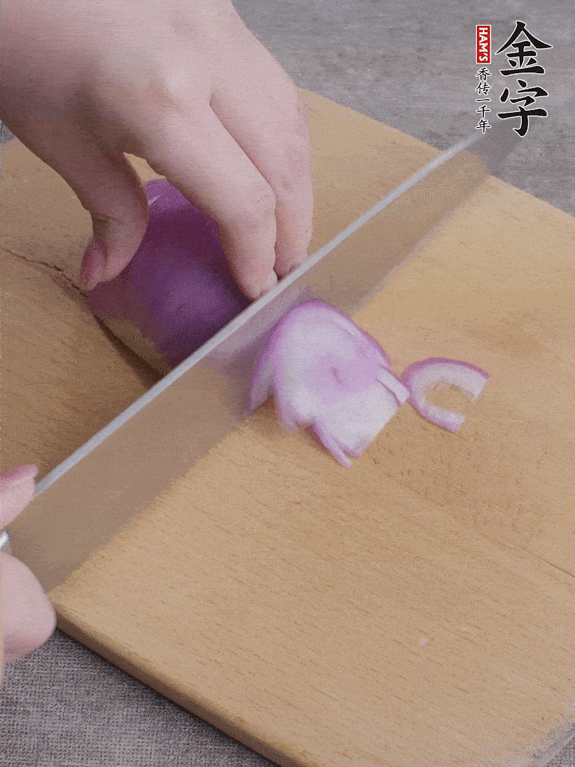 洋蔥切絲、蔥切段。