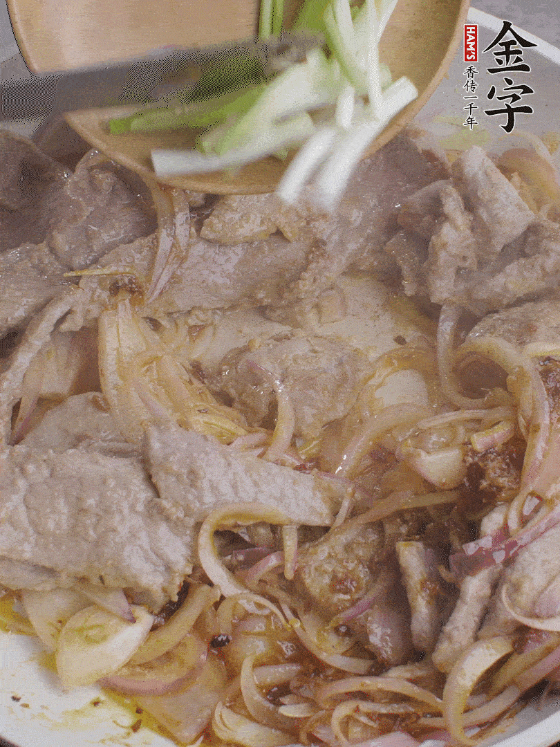 下牛肉、蔥段快炒。
