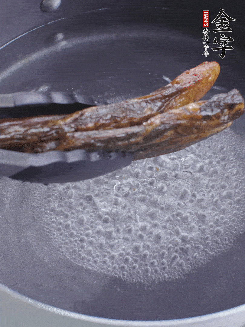 金字醬油肉水煮15分鐘，切薄片。