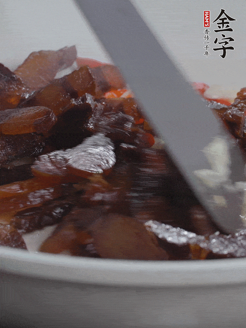 下醬油肉，煸出油脂。