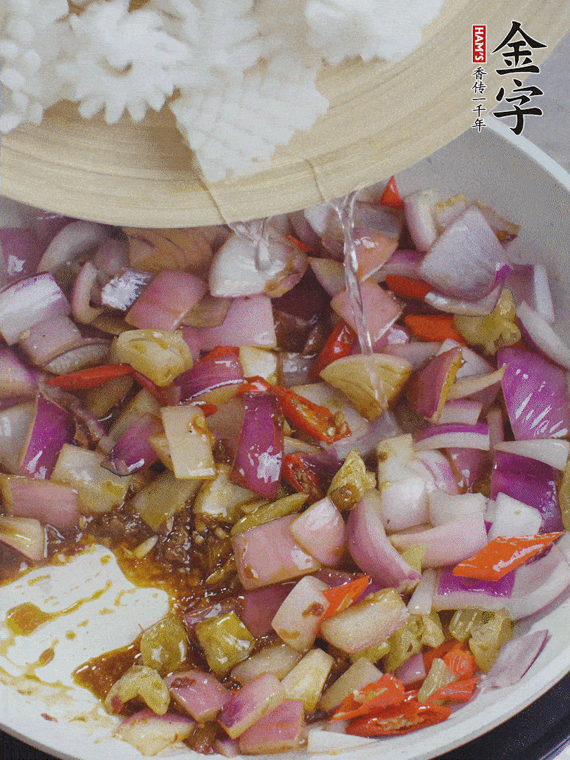 下魷魚花，2勺料酒炒勻。