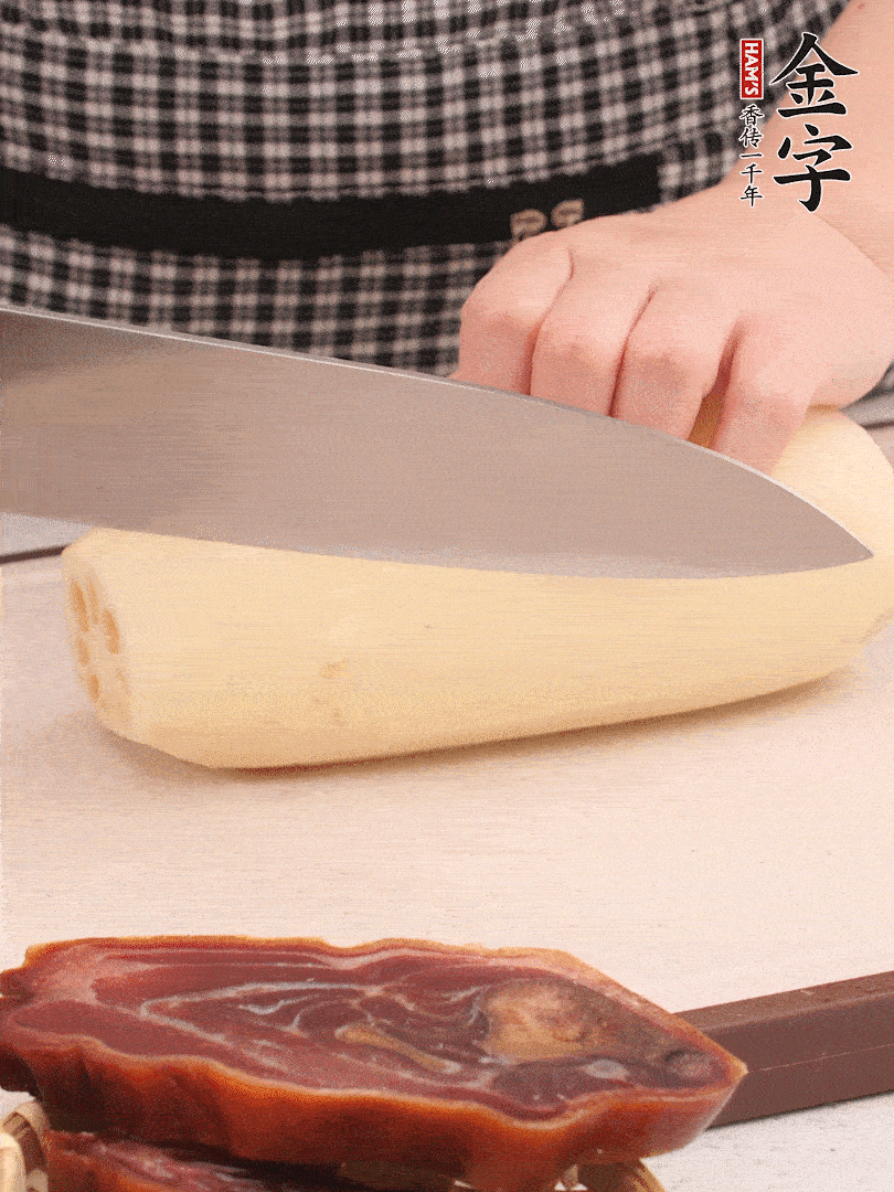 蓮藕削皮切塊。