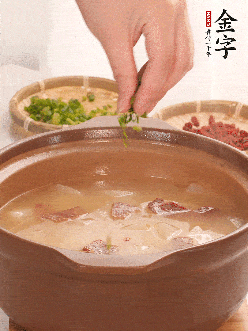 最后點綴點小蔥花、枸杞，增色提味。