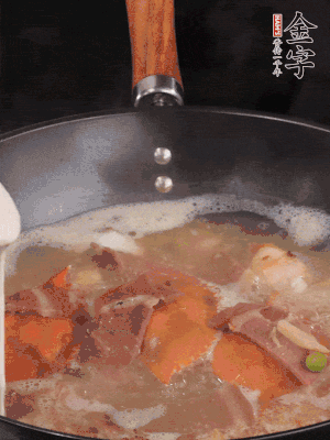 最后用面糊勾芡，燒至收汁，出鍋前撒點(diǎn)蔥段。