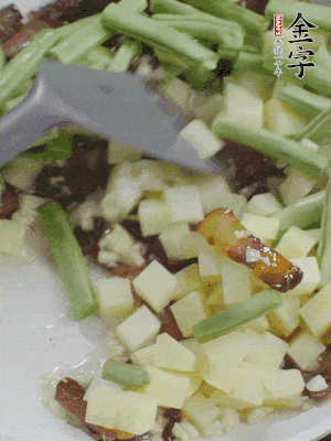 下蒜末、豆角、土豆塊翻炒。