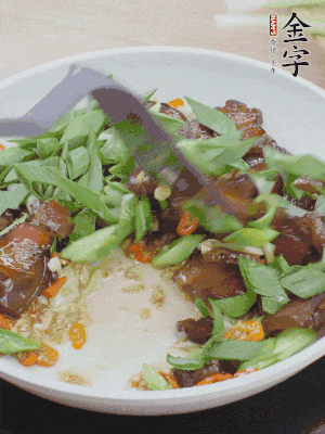 倒蒜葉翻炒均勻。