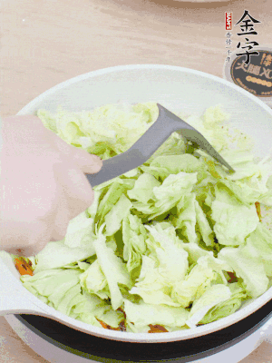 下卷心菜翻炒。