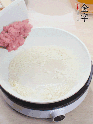 鍋內(nèi)熱油，蒜泥、牛肉泥炒至酥香。