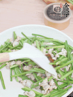 再下花蛤肉、1勺金字火腿干貝醬翻炒攪勻。