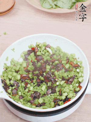 1勺生抽、1勺蠔油、1點(diǎn)點(diǎn)白糖調(diào)味。