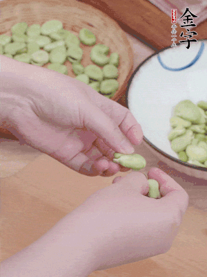 蠶豆剝殼，去掉豆衣，切碎。