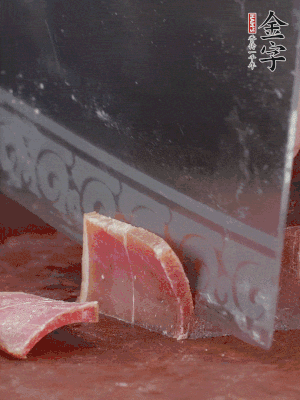 取金字火腿塊150g，切成薄片。生姜切片。